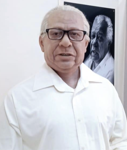 Escultura hiperrealista de Gabriel García Márquez en porcelana fría por CerArte